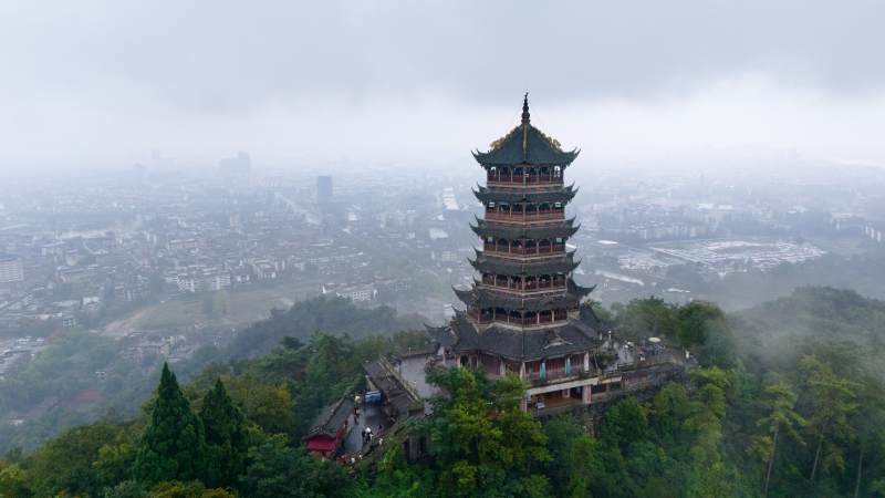 雾中古塔瞰城景