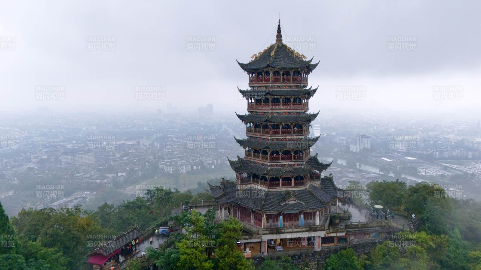 雾中古塔巍然屹立