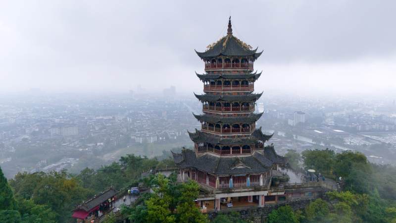 雾中古塔巍然屹立