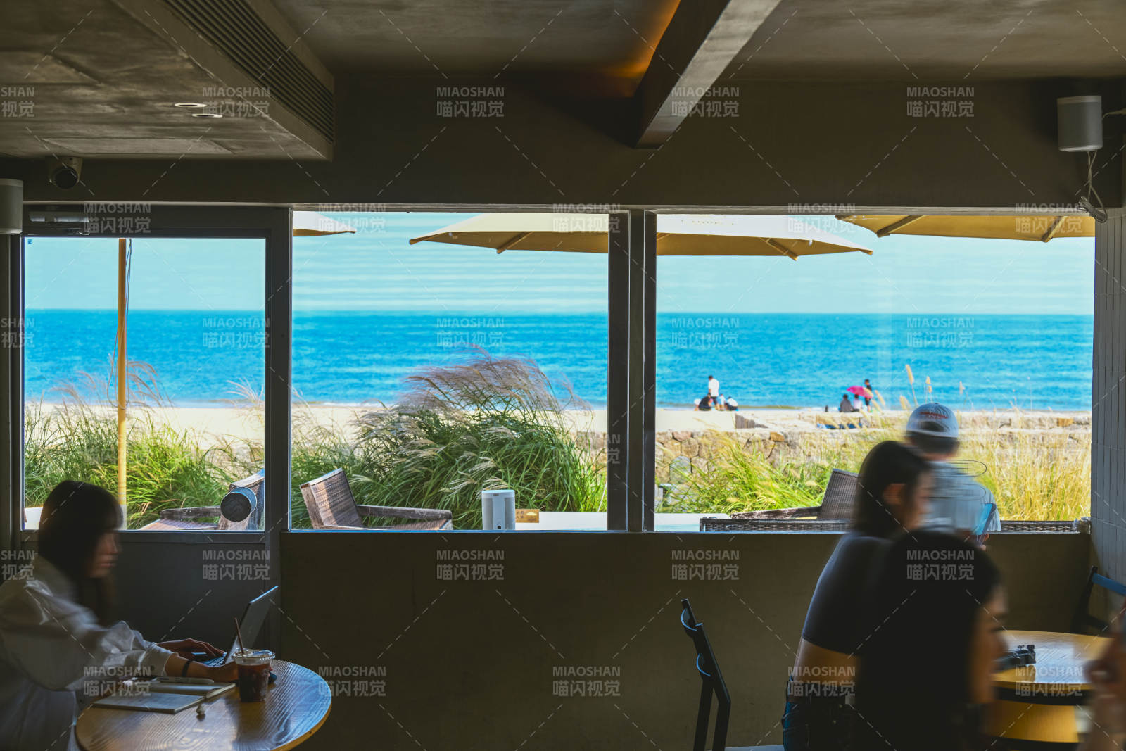 海边咖啡馆静谧时光