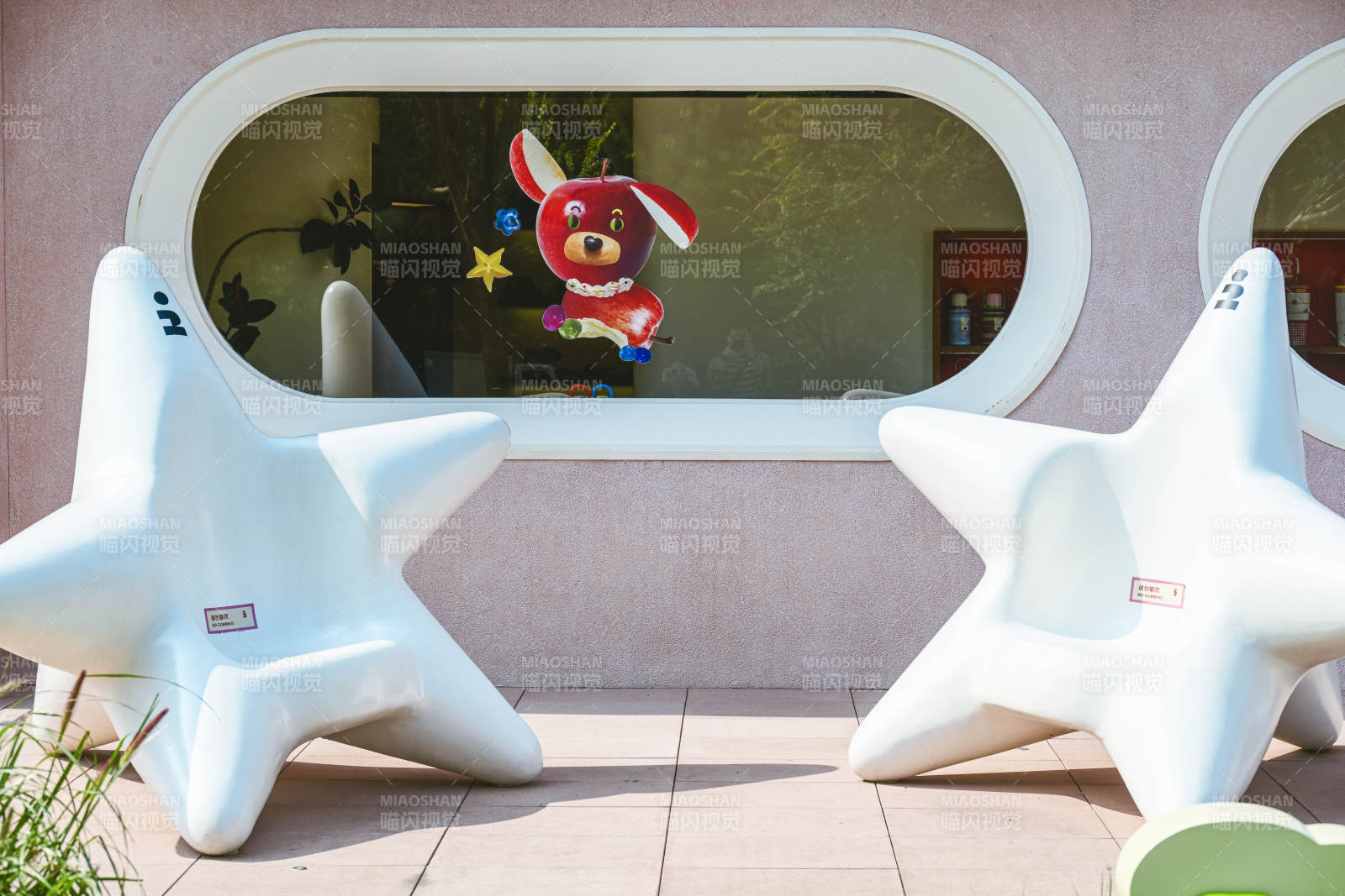 阿那亚星形座椅前的卡通兔