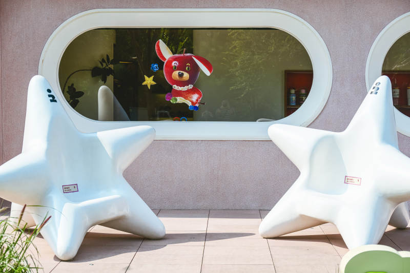 阿那亚星形座椅前的卡通兔