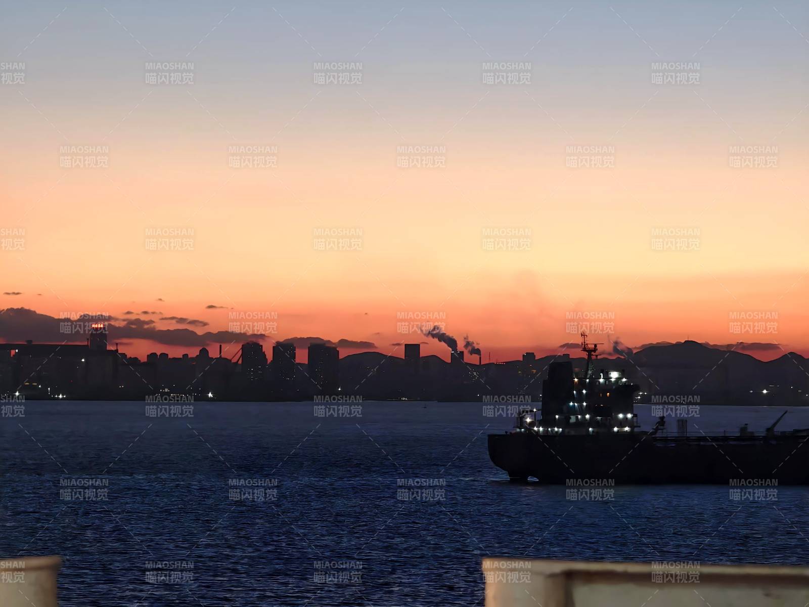 暮色中的港口船影