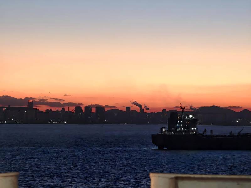 暮色中的港口船影