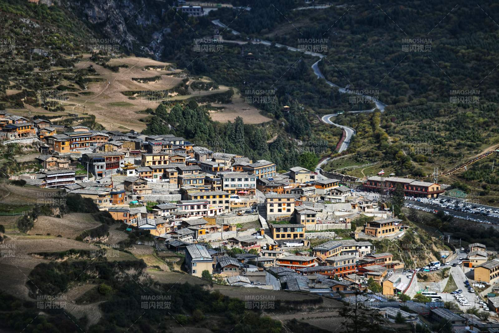 甘南山間小鎮風光