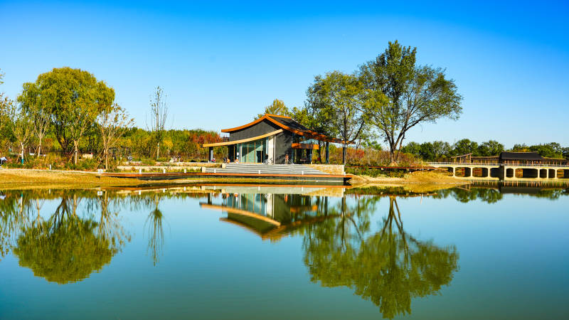 北京玉河湿地公园湖畔亭台倒影