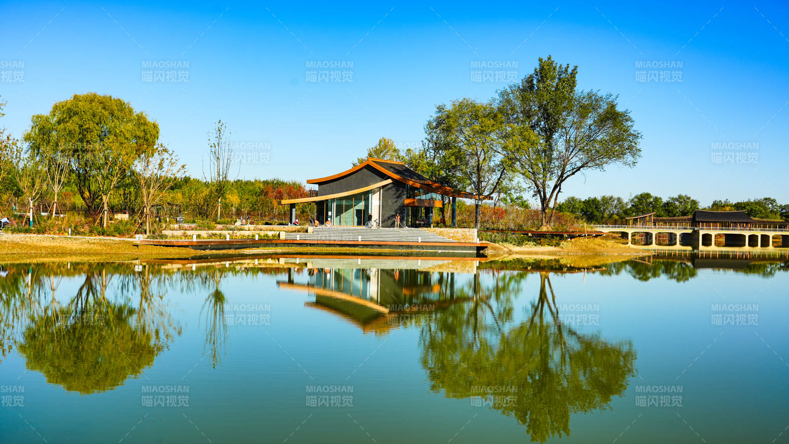 北京玉河湿地公园湖畔亭台倒影