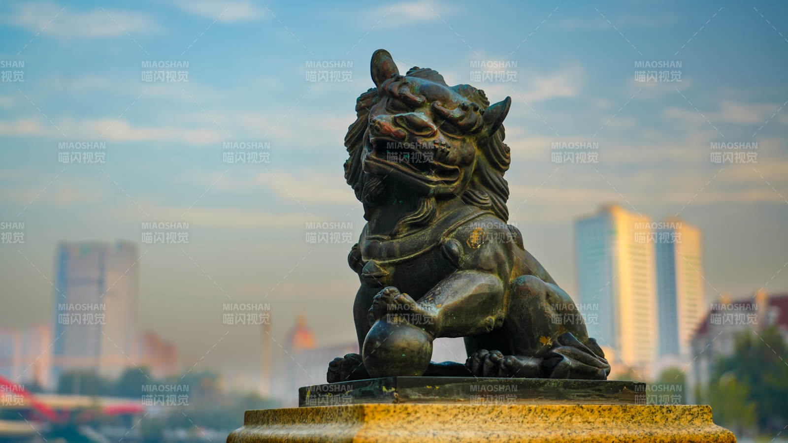 天津狮子桥铜狮守望城市天际