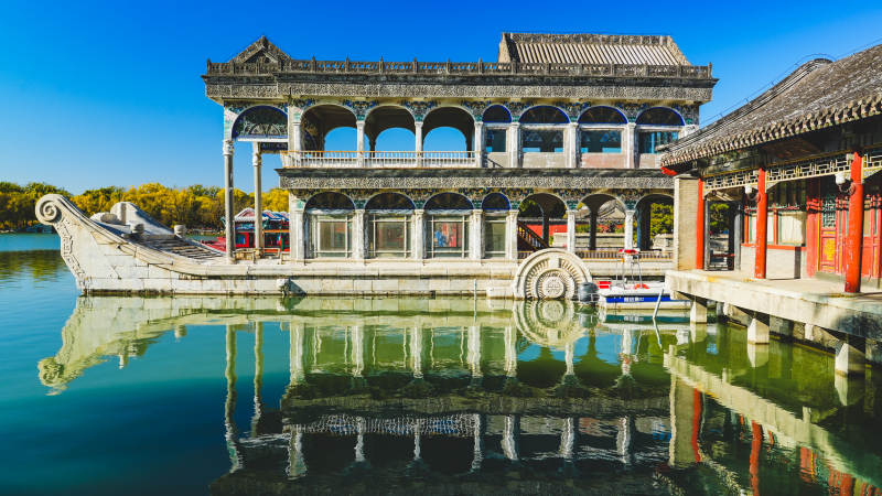 颐和园石坊湖畔古建筑倒影
