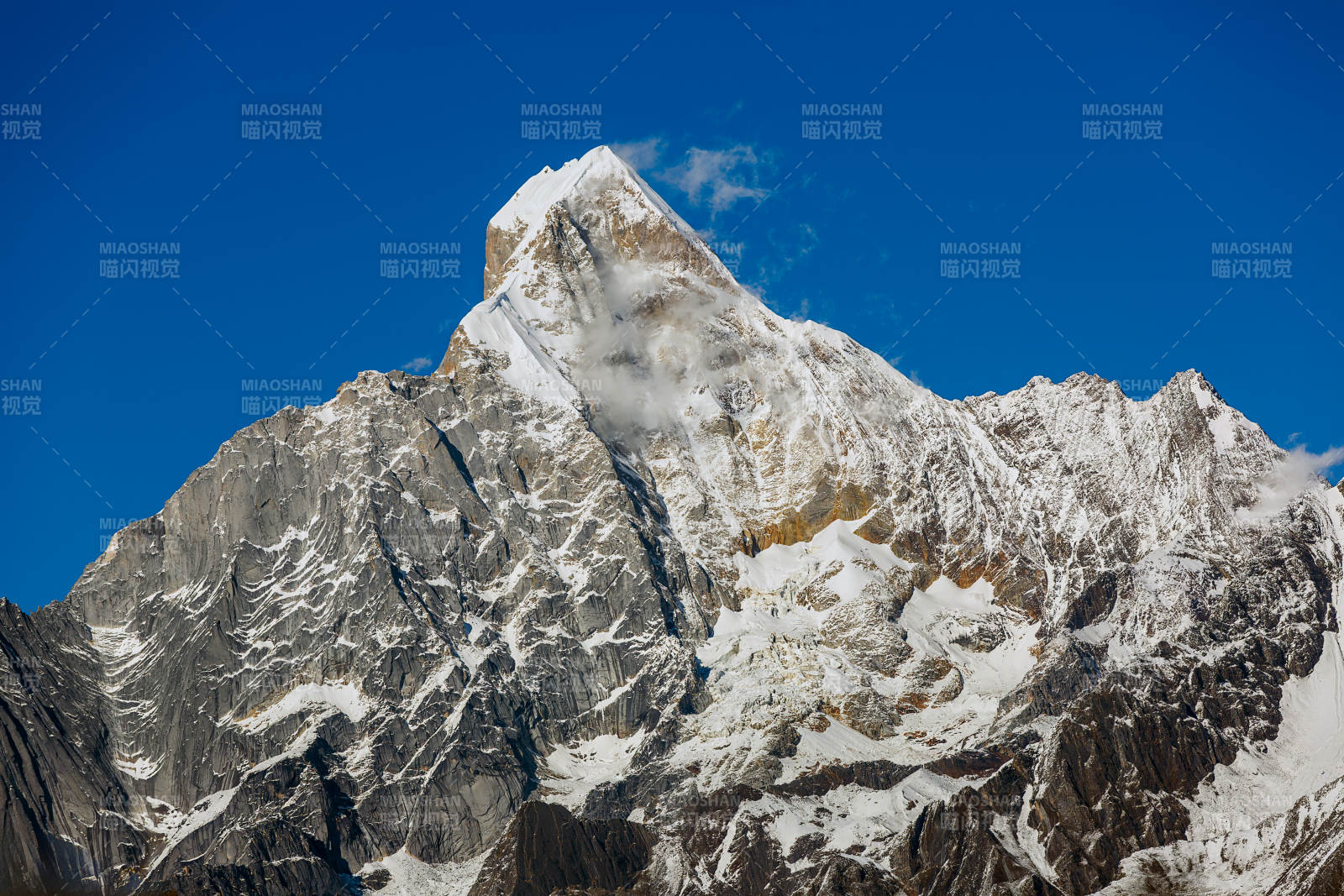 四川川西雪山之巅 蓝天映衬