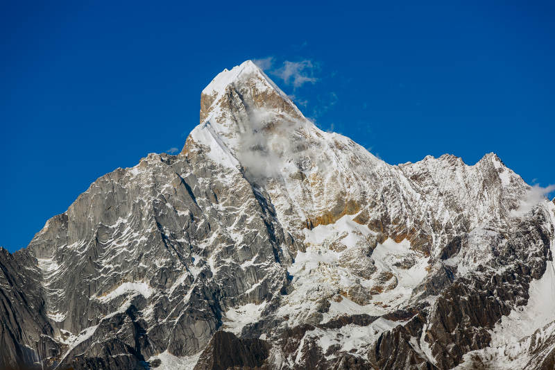 四川川西雪山之巅 蓝天映衬