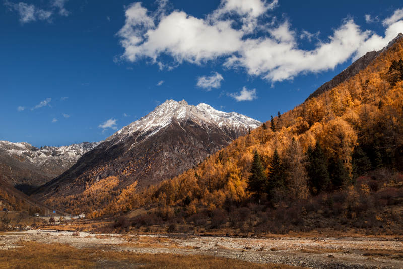 四川大二普营地秋山雪峰映蓝天