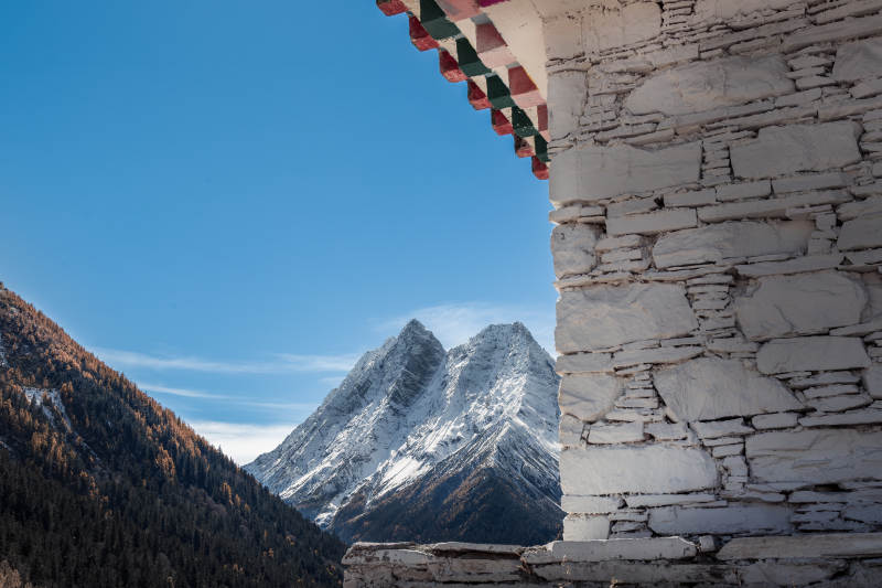 四川双桥沟雪山石屋秋景