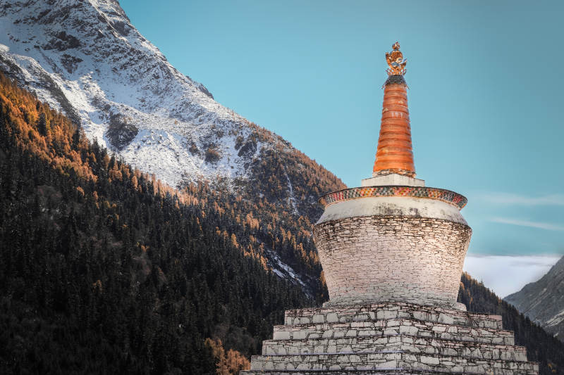 四川双桥沟雪山中的佛塔