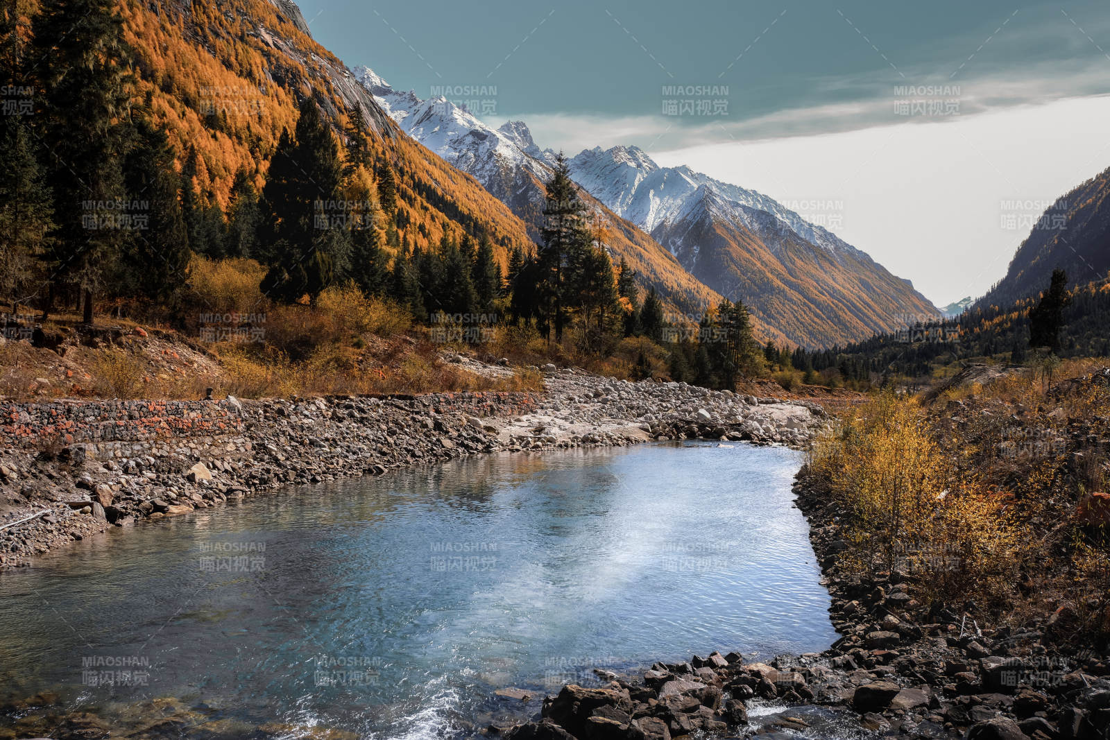 四川毕棚沟秋山溪流静谧景