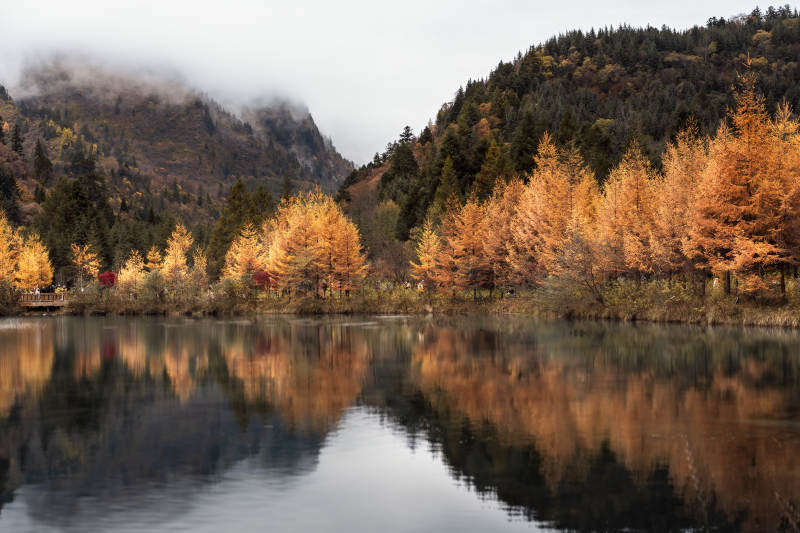 四川畢棚溝秋湖倒影山色
