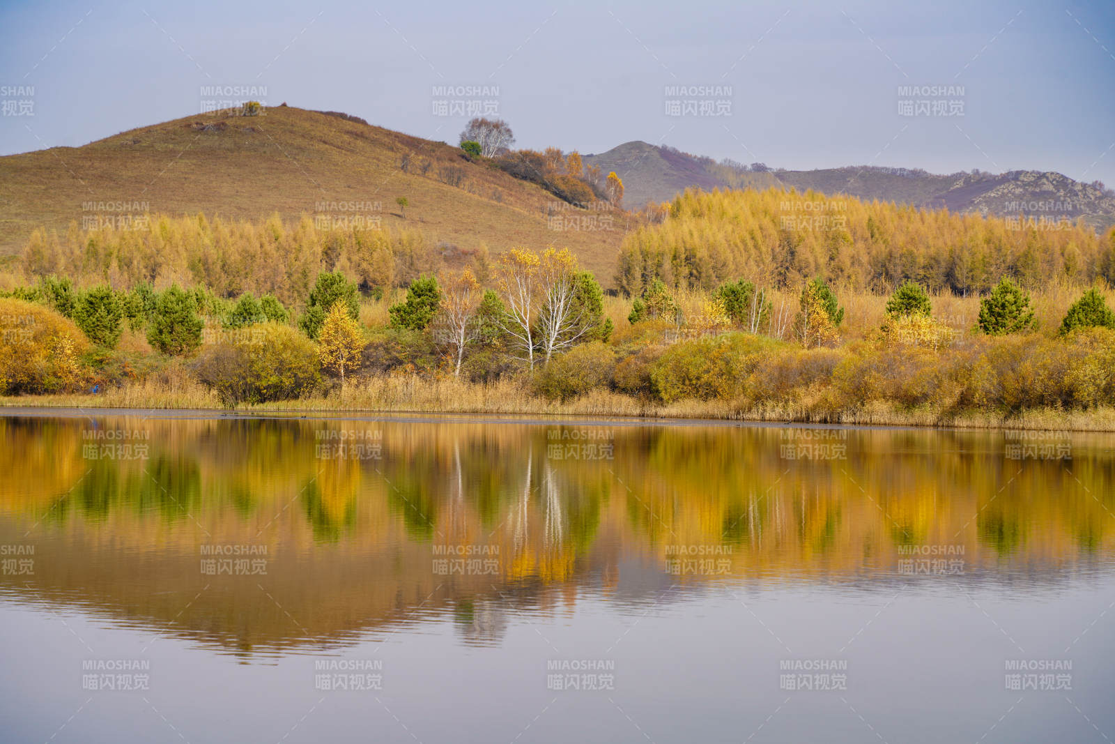乌兰布统秋湖倒影