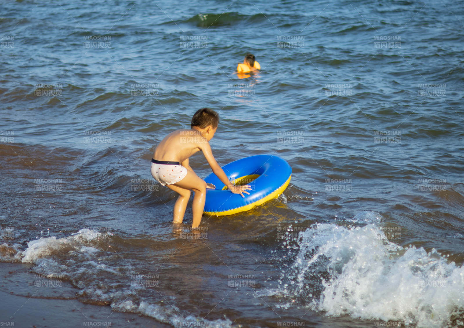 海边嬉戏的孩童