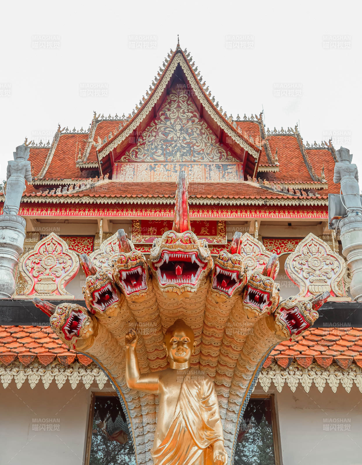 金佛庙僧人雕像建筑