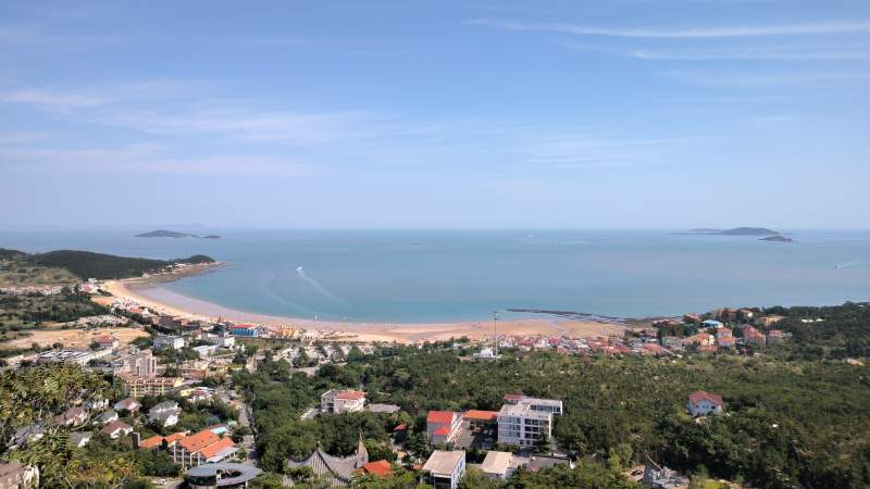 青岛崂山海滨小镇风光