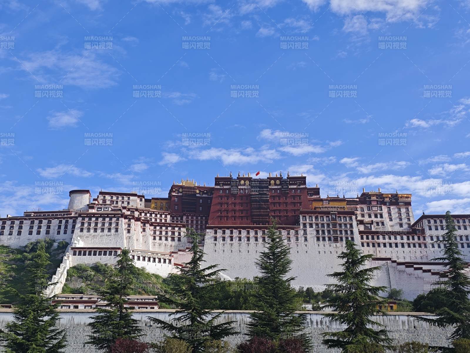 布达拉宫巍峨壮丽