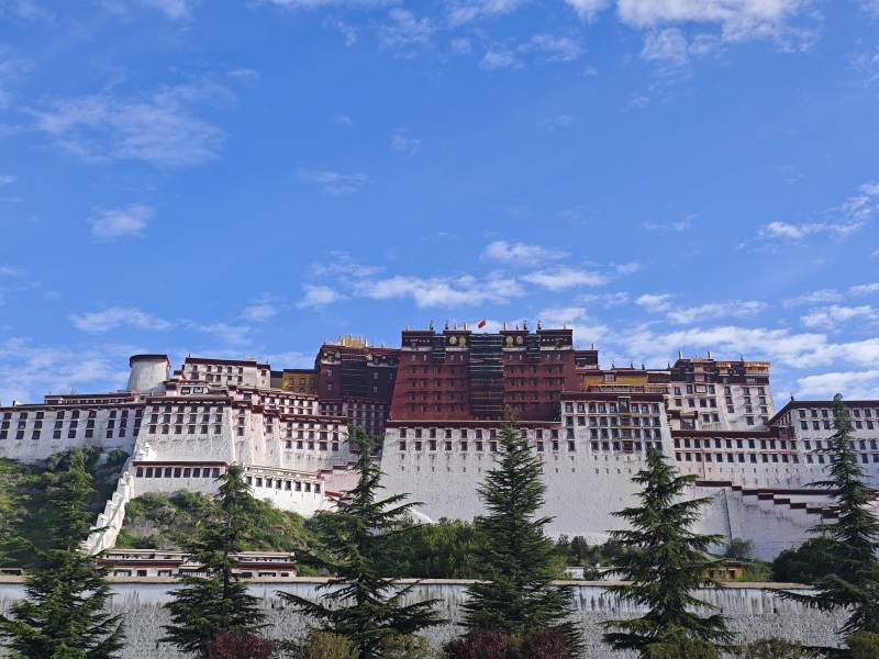 布达拉宫巍峨壮丽