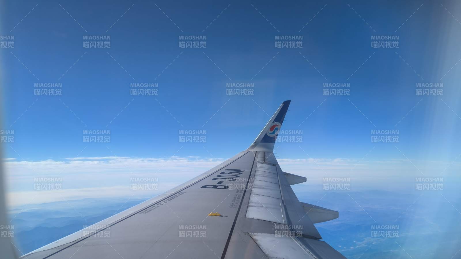 蓝天下的机翼翱翔