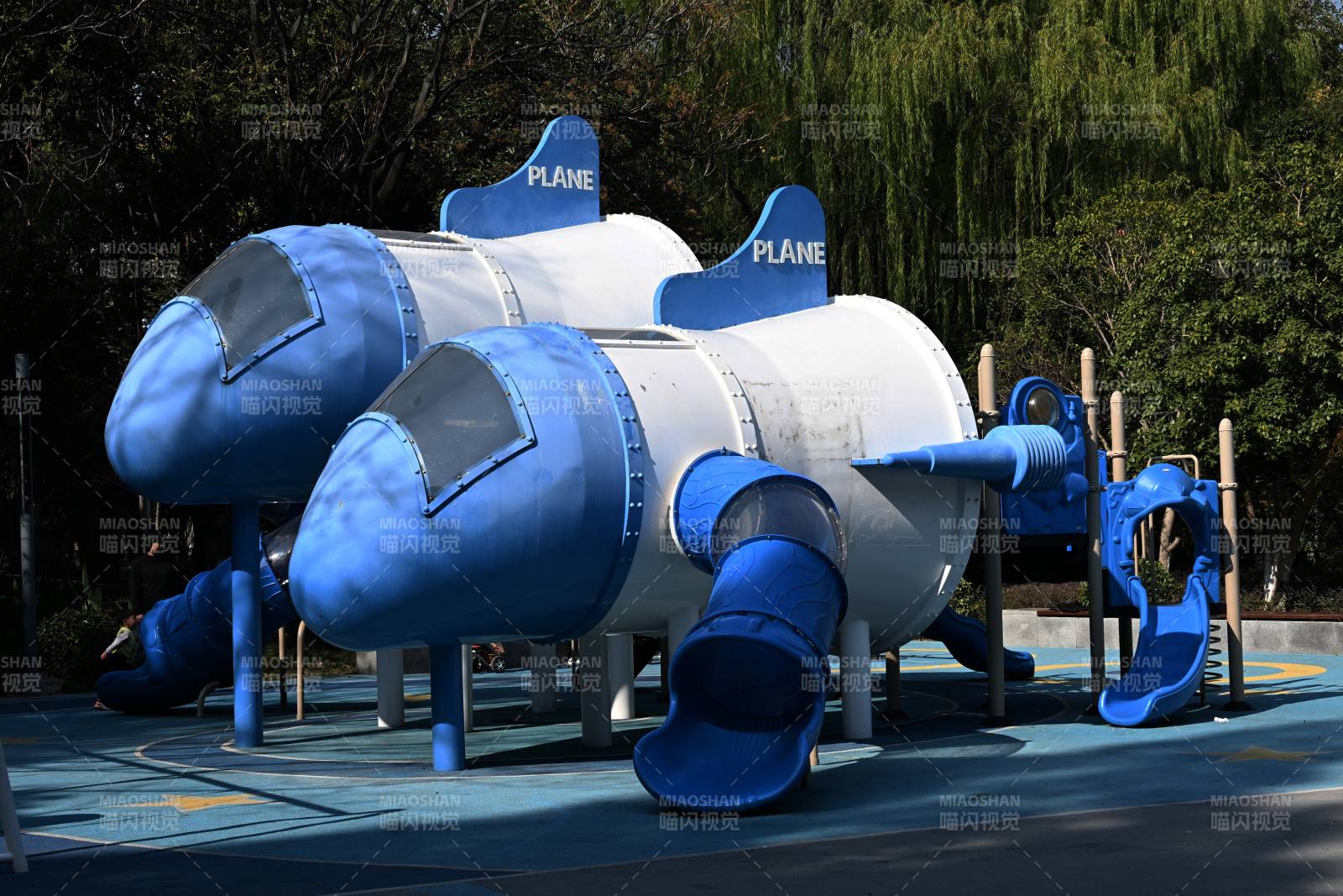 蓝色飞机造型游乐设施