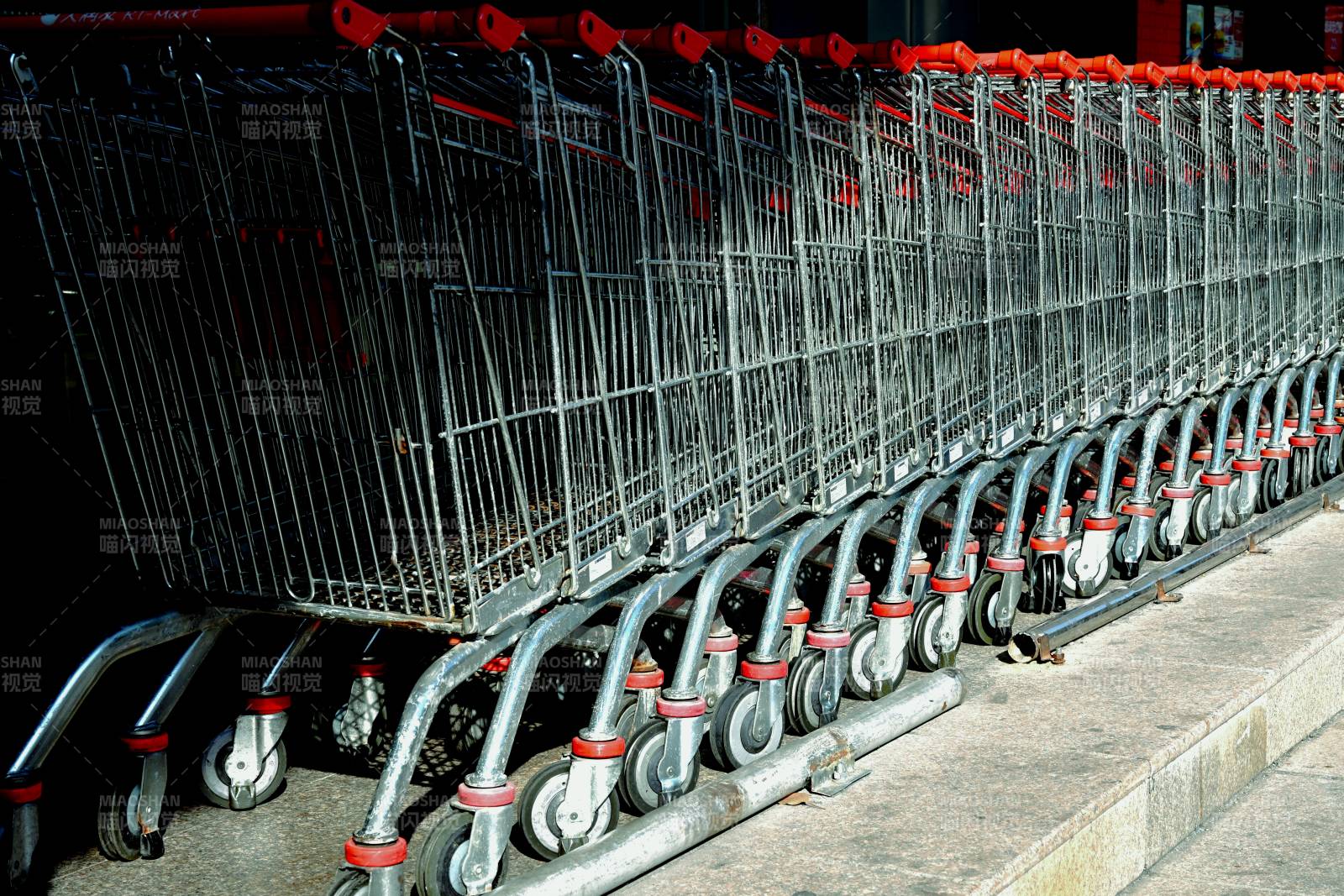 整齐排列的购物车