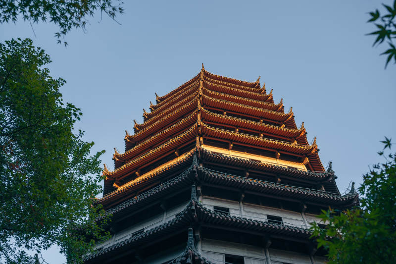 杭州六和塔古塔映藍天