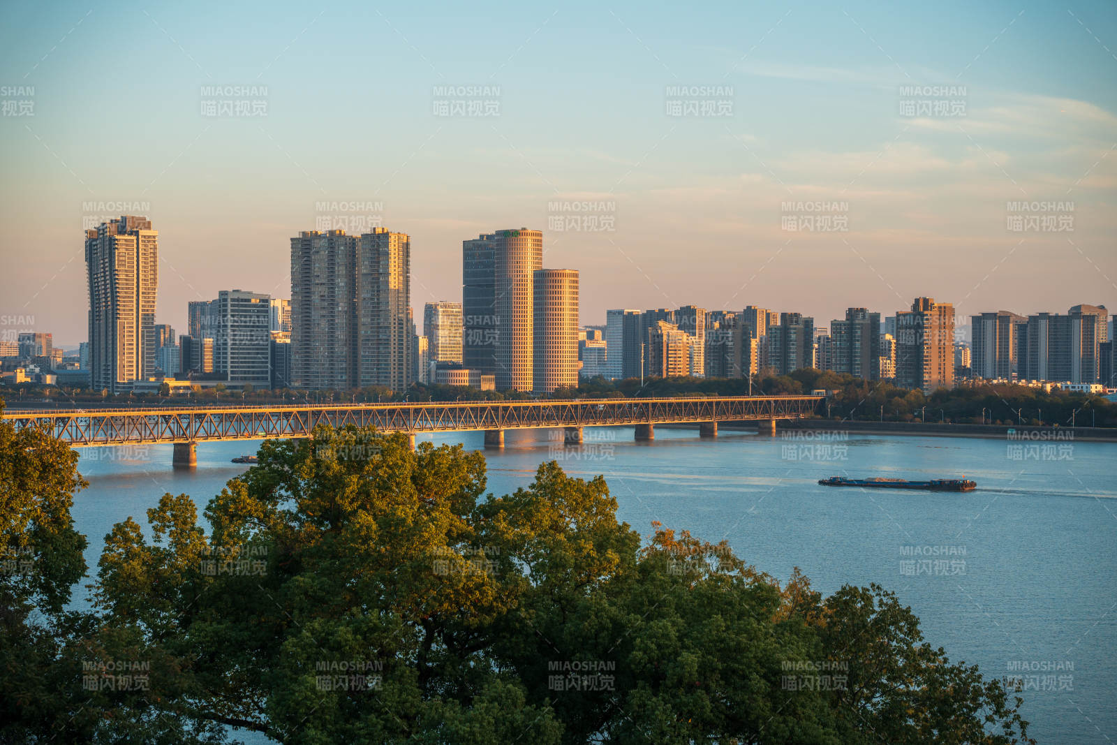 杭州钱塘江城市天际线与桥梁