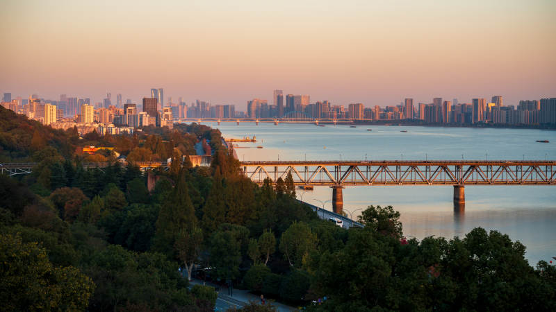 杭州钱塘江城市黄昏景