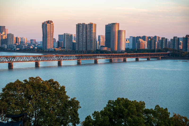 杭州錢塘江城市天際線與大橋