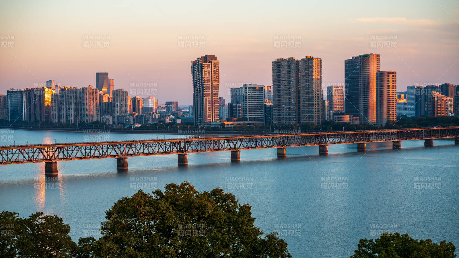 杭州钱塘江城市黄昏桥景
