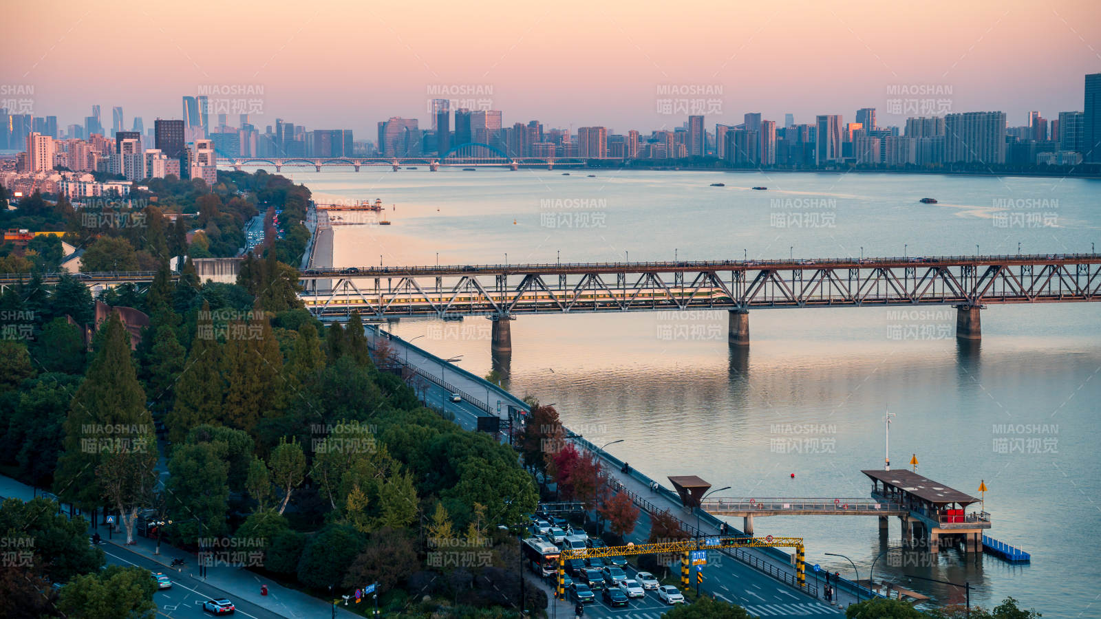 杭州錢塘江城市江畔大橋風光
