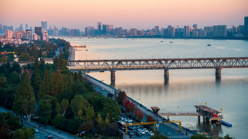 杭州錢塘江城市江畔大橋風光