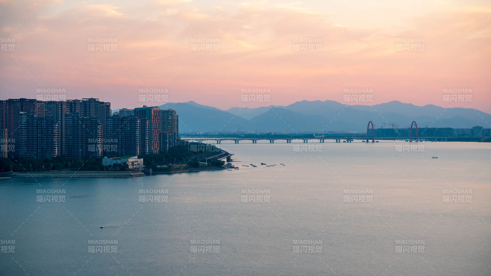 杭州钱塘江黄昏城景
