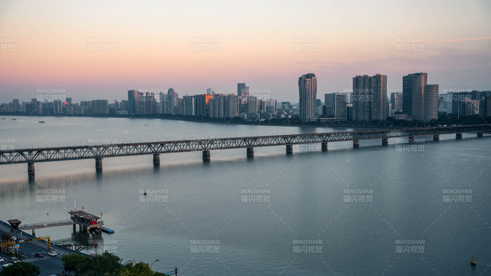 杭州錢塘江城市黃昏橋影