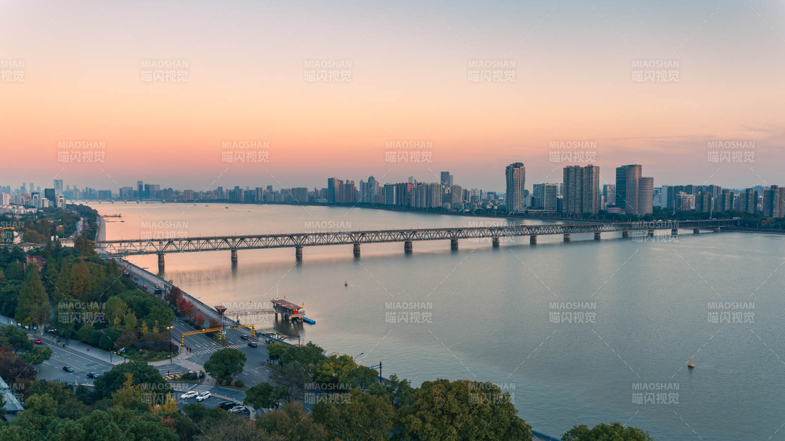 杭州錢塘江城市黃昏湖景