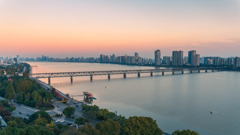 杭州錢塘江城市黃昏湖景