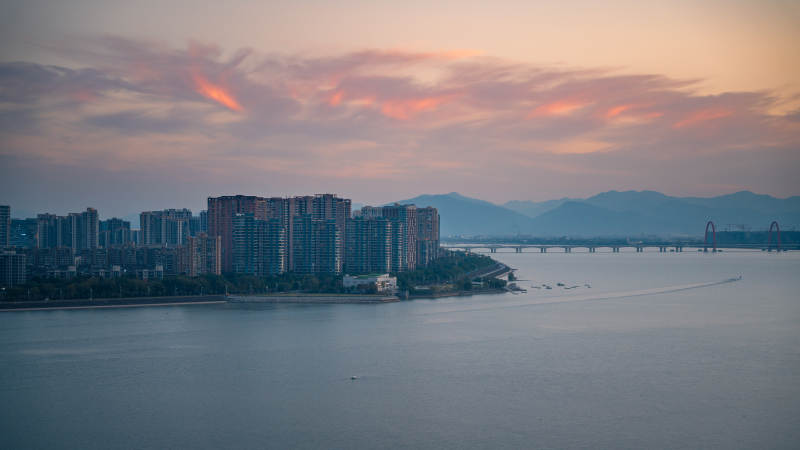 杭州錢塘江江畔暮色城市景