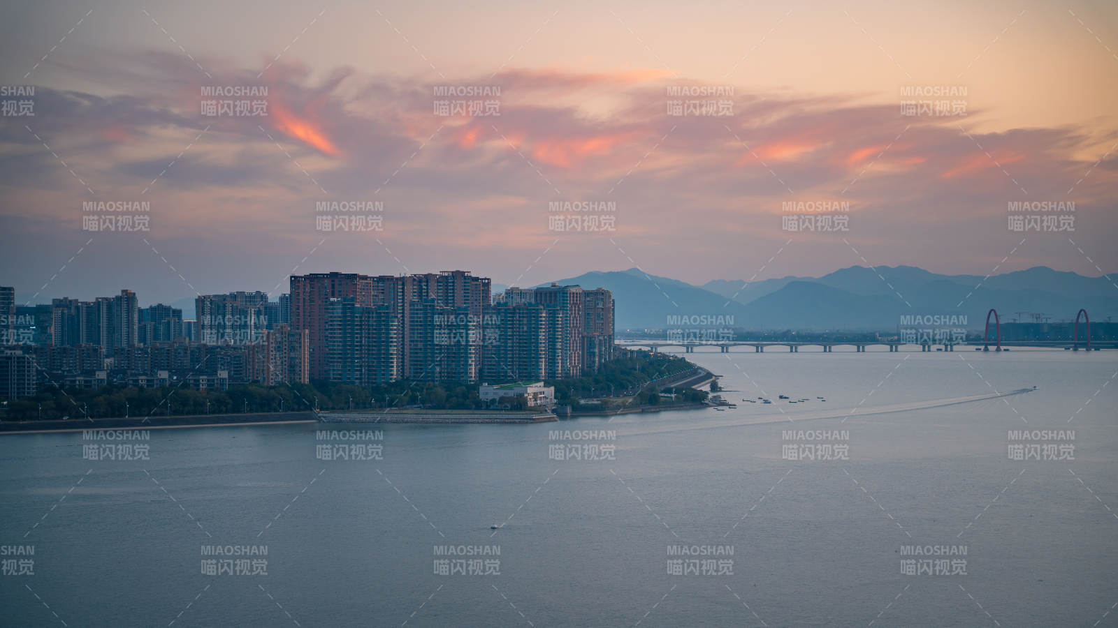 杭州錢塘江江畔暮色城市景