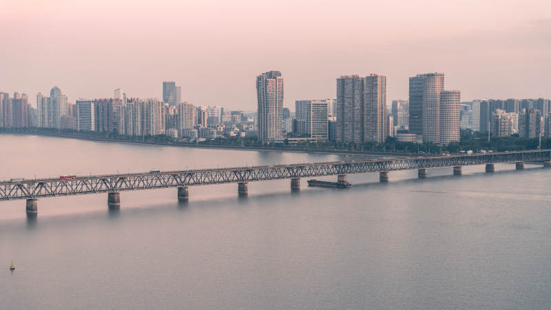 杭州錢塘江城市天際線與大橋