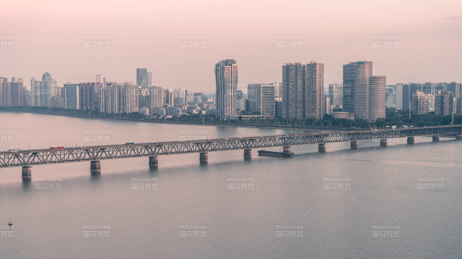 杭州錢塘江城市天際線與大橋