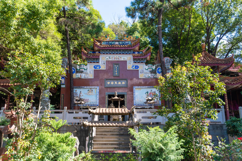 福州马尾古寺幽静绿树环绕