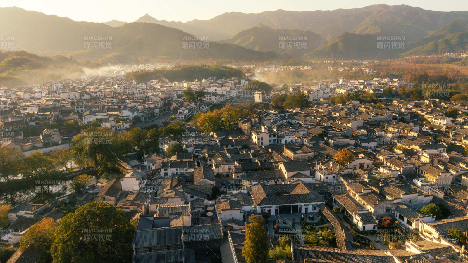 晨曦中的山城美景