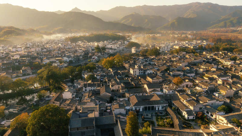 晨曦中的山城美景