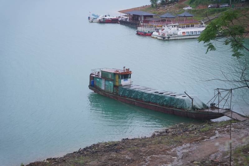 湖畔停泊的货船湖