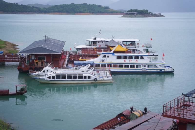 湖畔停泊的游船船