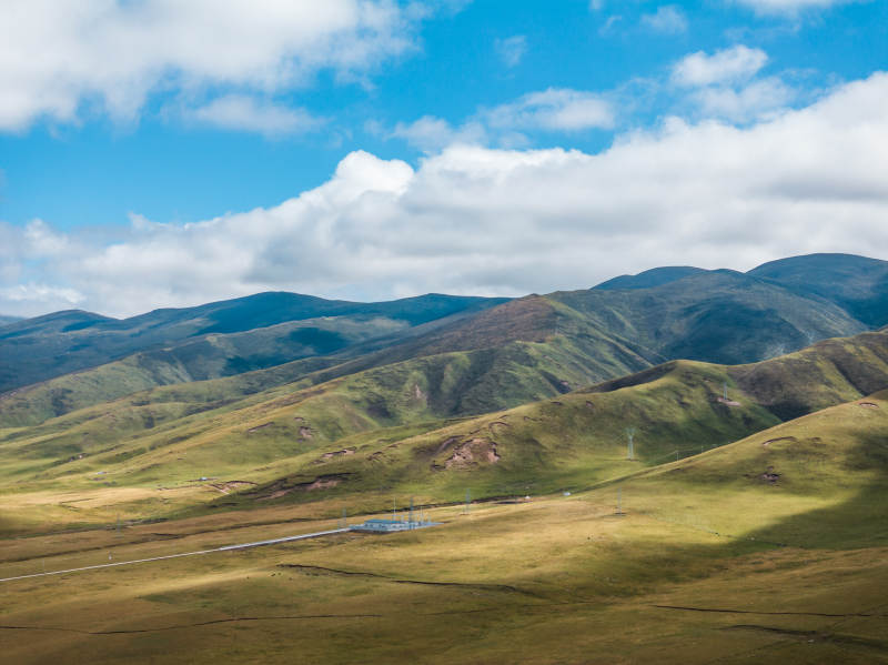 草原山峦蓝天白云自然风光绿色丘陵广阔高原
